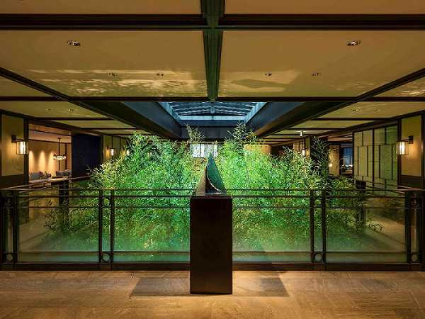 於2022年剛開幕就大受好評的「Dhawa京都悠洛」，中庭設有挑高二層樓的竹林造景（圖/Klook提供）
