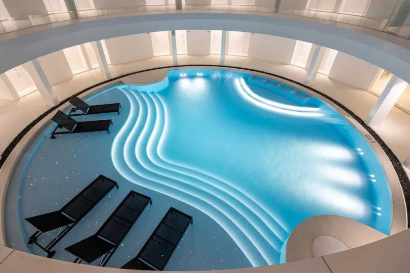 飯店的露天游泳池搭配採光天井與純白色調，讓旅客輕鬆拍出簡約質感的網美度假照（圖/Klook提供）