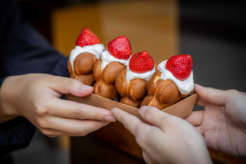 位於飯店２樓的福利社每週五至週日會販售現烤「草莓聖誕帽雞蛋糕」，每份４入，售價為200元。(圖／太魯閣晶英酒店提供）