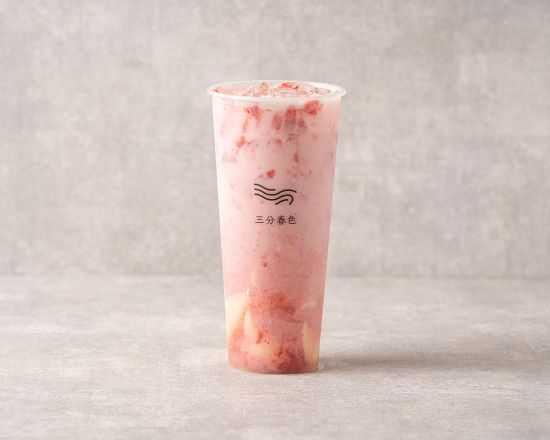 草莓拿鐵布蕾，除了牛奶結合茉莉綠茶外，底層還是以獨家風味口感為基底的「手作布丁」，搭配新鮮大湖香水草莓丁達到完美比例！