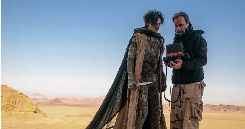 導演丹尼斯維爾諾夫（右）稱讚提摩西夏勒梅，在《沙丘2》中展現出演技的成長，也變得更有自信。（圖／華納兄弟提供）