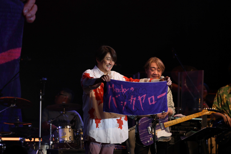 近藤真彥（左）送簽名毛巾給幫忙翻譯的粉絲曲（圖／重星音樂娛樂提供）