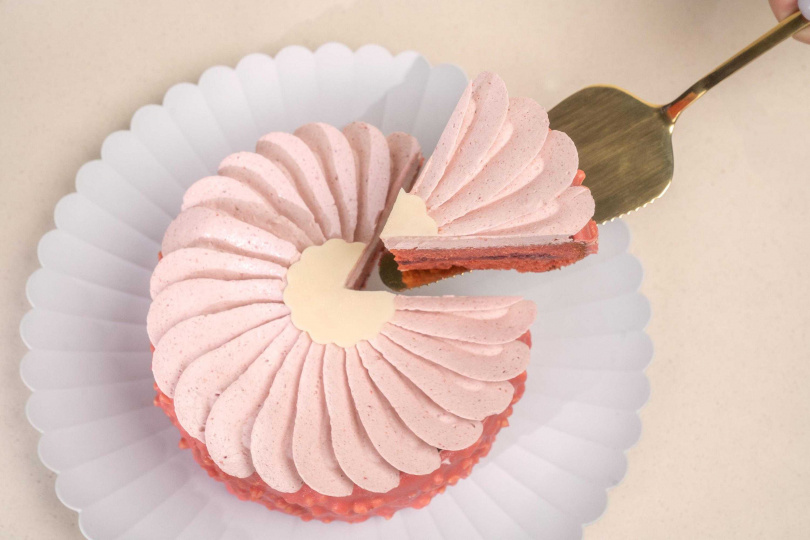 「玫瑰覆盆子奶霜蛋糕禮盒」內含5吋玫瑰富盆子奶霜蛋糕、聯名包裝外盒、印有文學選句的花朵卡片。（1,180元，圖／珠寶盒法式點心坊提供）