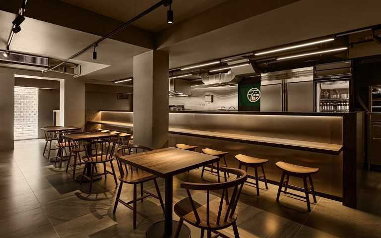 託你の福Tony’s Food 豬排 店內用餐環境照｜室內為黃光，一進入就有家的感覺（圖／託你の福提供）。