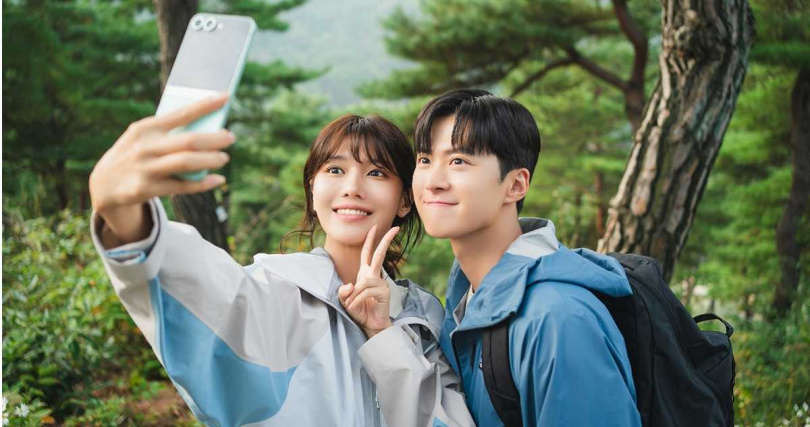 秀英大讚台灣好玩、美食多，孔明當場揪她一起到台灣宣傳這部戲。（圖／friDay影音提供）