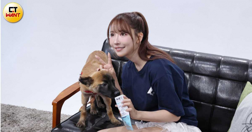 訪問途中，三上悠亞不時撫摸浪浪並且餵食。（圖／楊澍攝）