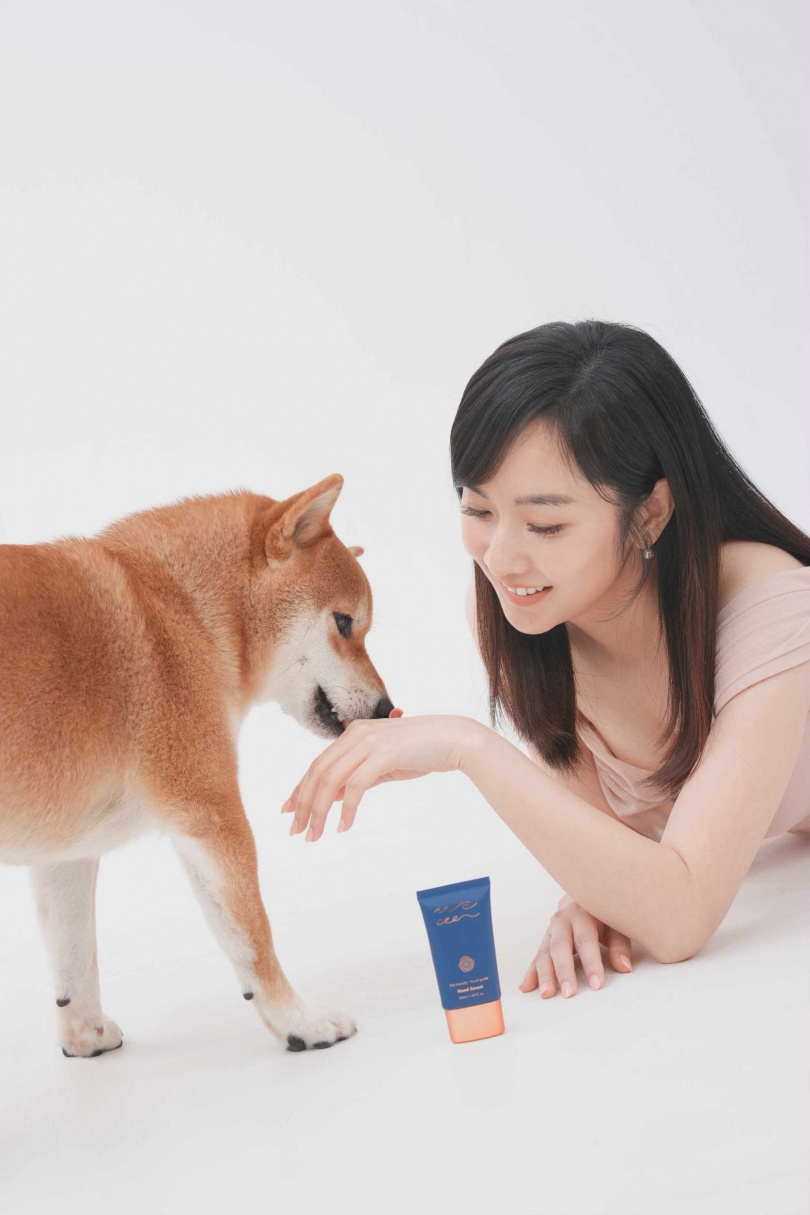 因為擔心威力舔到護手霜，讓李佳玲起心動念製作一款人寵共用的產品。（圖／wecee提供）
