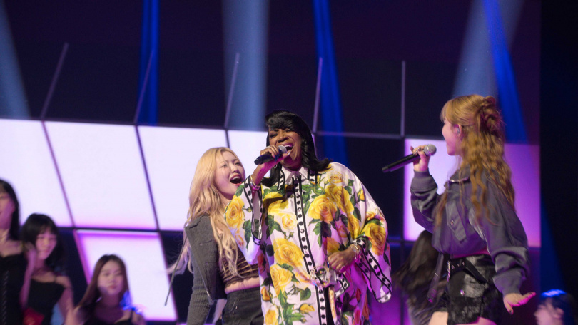 Billie跟美國殿堂級靈魂歌手佩蒂‧拉貝爾合作演出。(圖/Apple TV+提供)