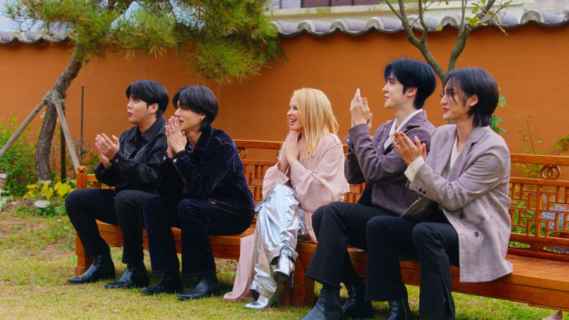 ATTEZ跟凱莉米洛合作演出,並帶凱莉米洛到韓屋體驗韓國文化。(圖/Apple TV+提供)