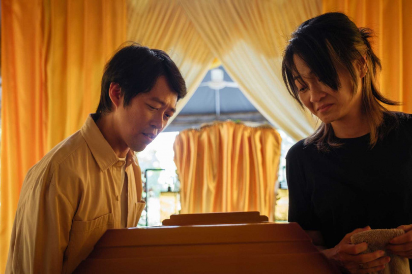 魏雋展(左)、陳雪甄用豁達、甚至帶點自我嘲諷的視角去看待父親離世的荒謬風暴。(圖/甲上提供)