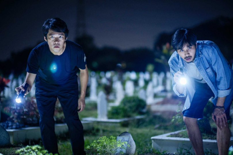 魏雋展(左)、呂楊在片中上演夜闖墓園「搶屍」大作戰。(圖/甲上提供)