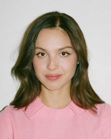 奧莉維亞暌違近3年的第三張專輯《you seem pretty sad for a girl so in love》將在6月12日正式推出。（圖／環球音樂提供）