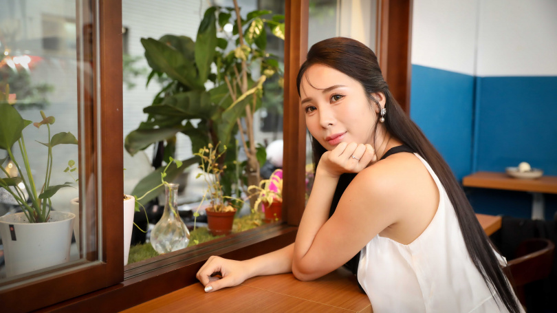 甄馨透露曾有富商用IG私訊開價40萬元邀她陪同出國，被她直接拒絕。（圖／侯世駿攝）