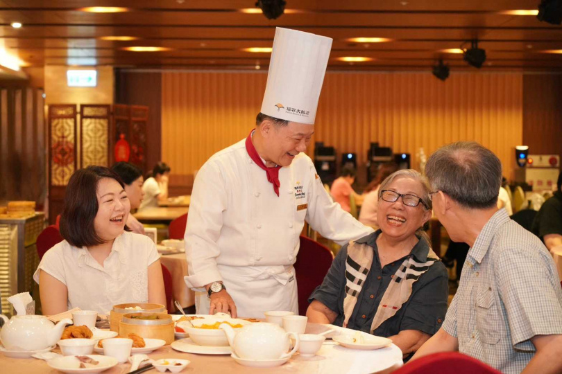 常客楊小姐夫妻,今日特地帶婆婆前來,也與阿基師最後暖心告別。(圖/福容台北一館提供)