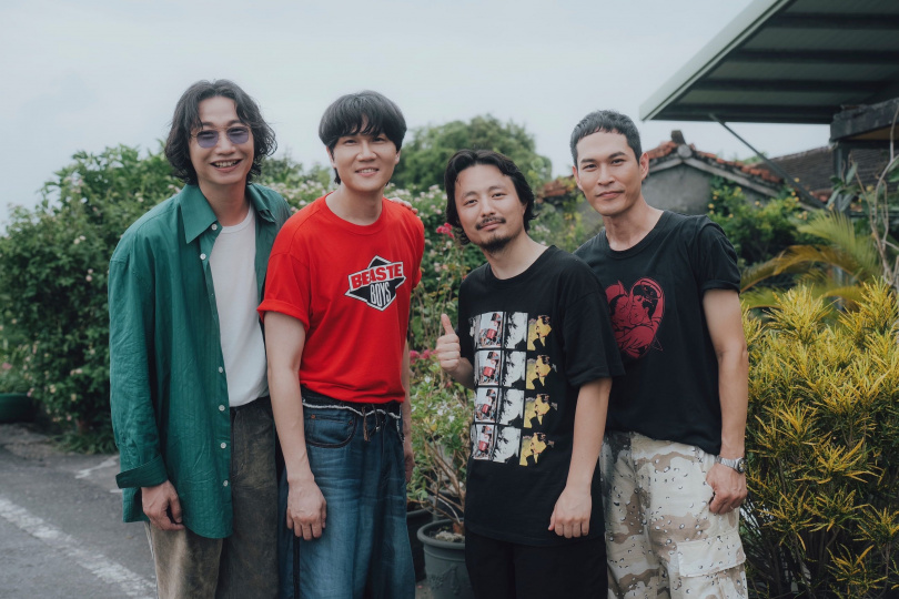 日本導演Pennacky(右二)執導宇宙人新歌MV。(圖/相信音樂提供)