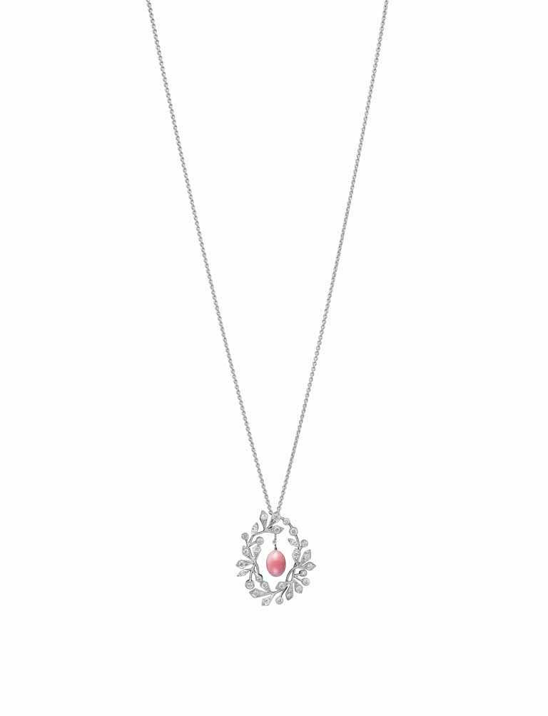 MIKIMOTO「Jeux de Rubans頂級珠寶系列」孔克珍珠鑽石墜鍊╱1,970,000元。（圖╱MIKIMOTO提供）