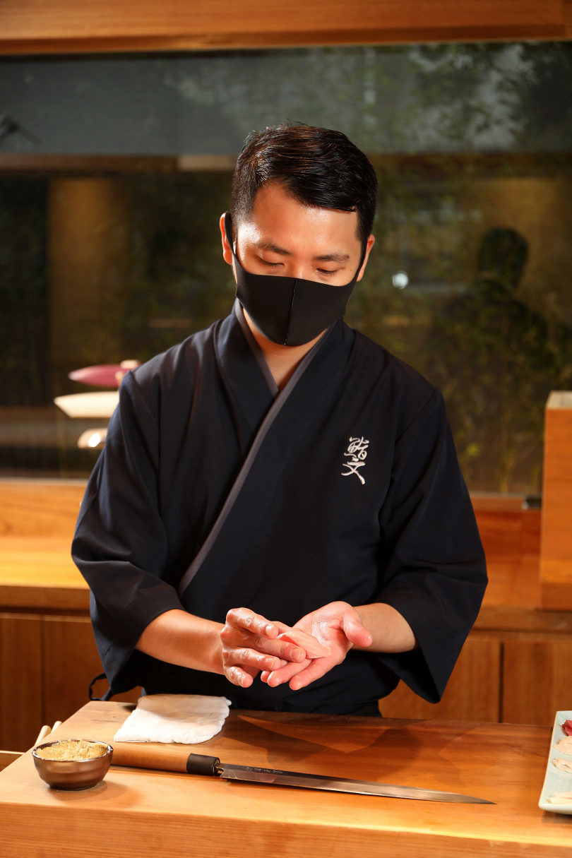  看師傅親手捏製握壽司，也是品嘗時的樂趣。