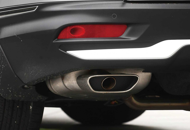 車尾的燻黑尾燈組，以及從雙圓改成雙扁的排氣尾管，是小改款CR-V在外觀上的重點。（圖／黃威彬攝）