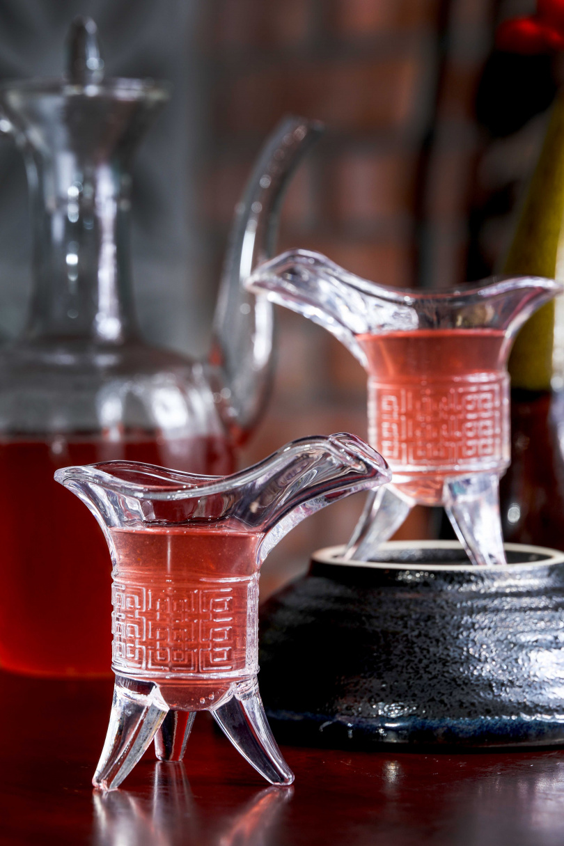 傳統爵杯裝的「青樓冰茶」散發淡淡烏梅香但酒感較重。（680元/壺）