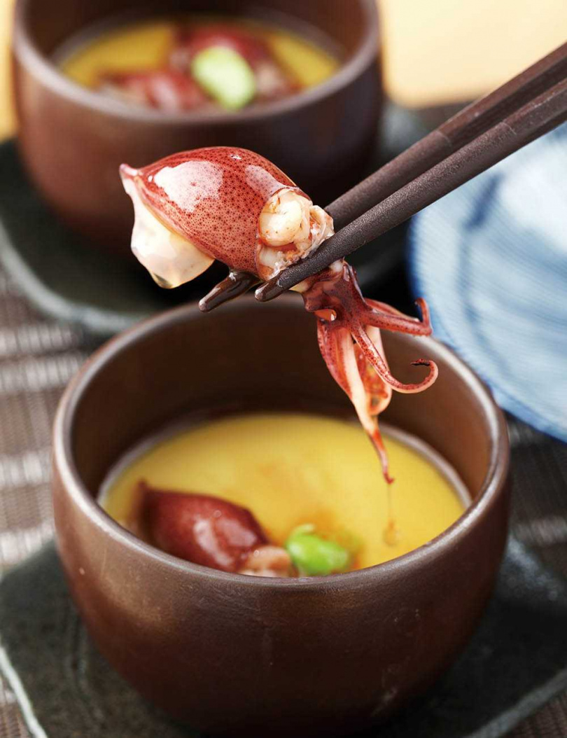 口感滑潤的螢烏賊是春季食材，搭配茶碗蒸風味鮮甜飽滿。（圖／于魯光攝）