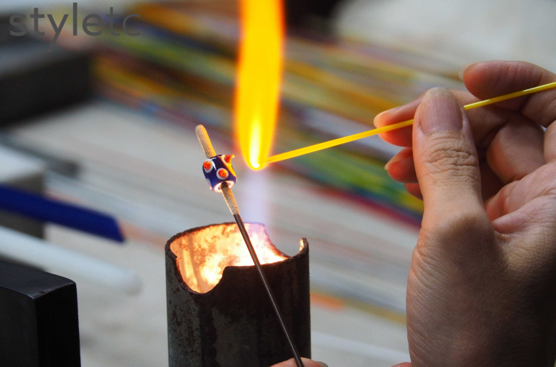 老師會一對一帶領遊客燒製琉璃珠，因會接觸高溫，國小6年級以上才可參加。（圖／魏妤靜攝）