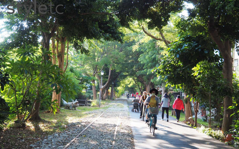 環繞台東市區的自行車道又稱為「山海鐵馬道」，沿線綠蔭扶疏，也是在地居民的日常散步路線。（圖／魏妤靜攝）