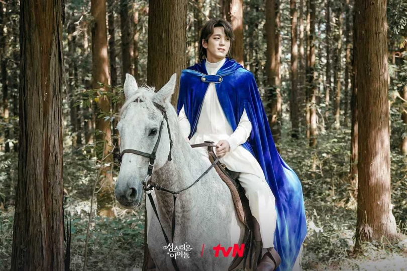 金旻奎飾演大神官「倫布里」，與邪惡的魔王戰鬥。（圖／翻攝自tvN）