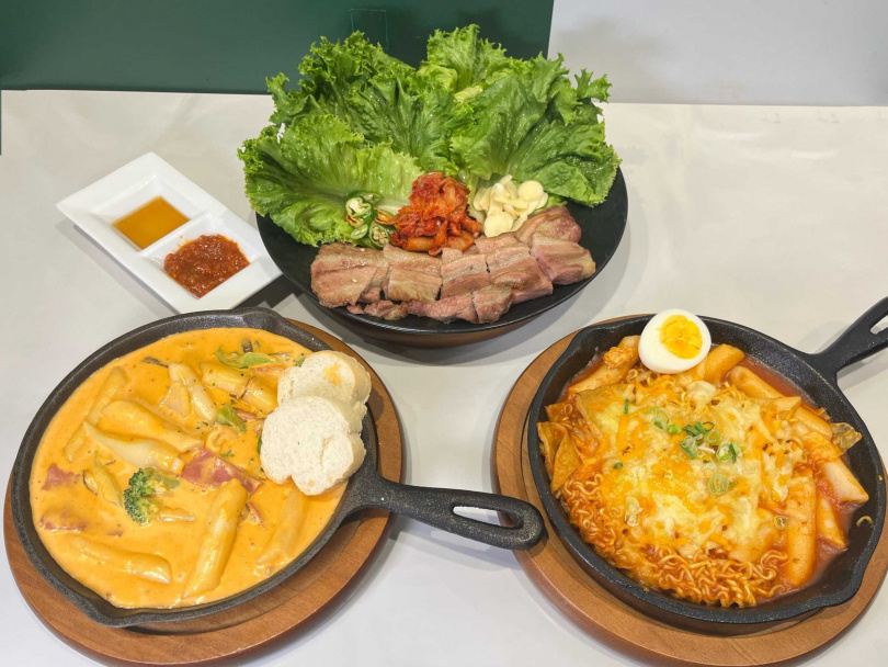 bb.q研發的三款道地韓式料理，讓人一次滿足！分別有「五花肉肉包起來」、「培根奶奶玫瑰年糕」與「哆波吉炒泡麵」。
