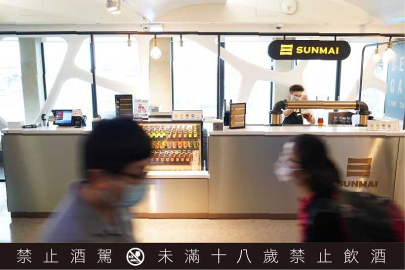 「SUNMAI BAR 航站一店」提供桃機旅客候機時小酌放鬆的選擇。（圖／SUNMAI金色三麥提供）