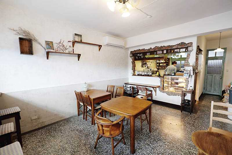 店面中間特別保留老宅磚牆當咖啡吧台。（圖／于魯光）