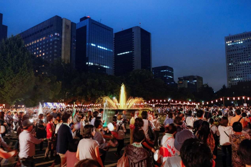 預計於8月下旬舉辦的「日比谷公園 丸之內音頭大盂蘭盆舞大會」，因交通便利且免費入場，每年參加人數均高達40,000人以上。（圖／ⒸTCVB）
