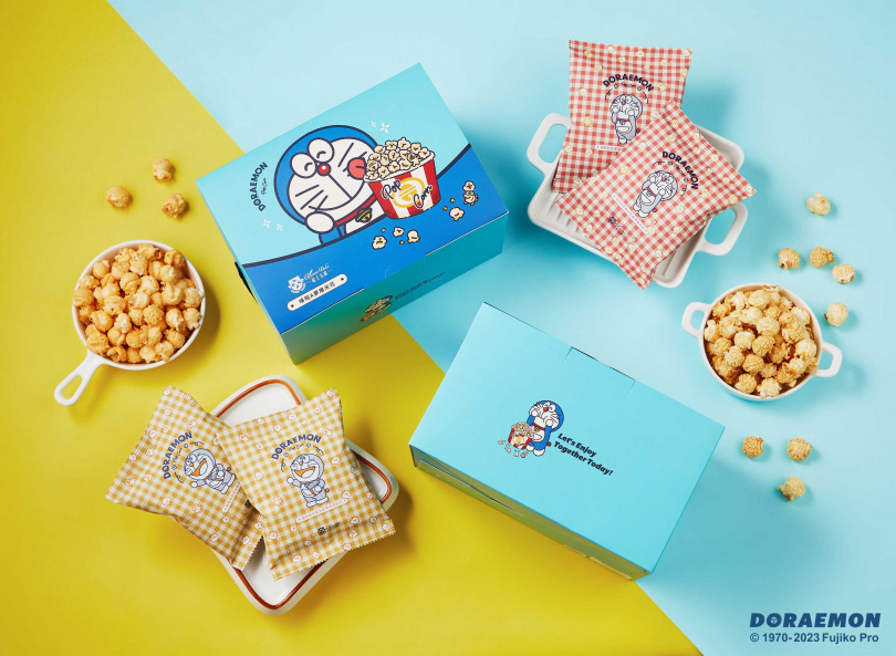 起士公爵推出專屬哆啦A夢俏皮藍可愛提盒，以及粉色、鵝黃色兩款專屬包裝袋，兩款口味搭配不同的哆啦A夢可愛模樣，雙手奉上滿滿的哆啦A夢，與你一起享用爆米花的好滋味。