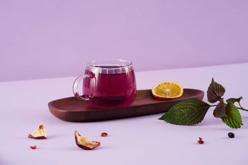 「晶艷紫寶石」則加入紫蘇使整杯茶湯呈現紫色，再以檸檬增添酸香風味，十分清爽。