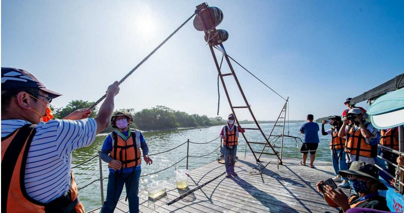 搭乘舢筏船遊茄萣二仁溪體驗舊時吊罾捕魚法。