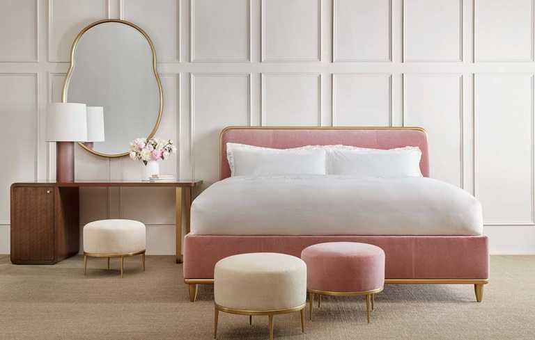   近期流行的充滿多巴胺色彩的粉紅芭比風， Baker Furniture貝克傢俱的Barbara Barry Collection完美體現。  