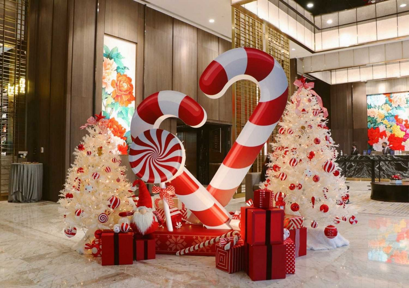 體驗冬季聖誕專案後，可在飯店內盡情打卡與紅白柺杖糖合影，拍下充滿童趣繽紛的住宿回憶