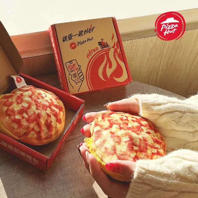 「必勝比薩造型暖暖包」外型就像一個超迷你夏威夷比薩，不說還以為是真的比薩，忍不住想一口咬下！