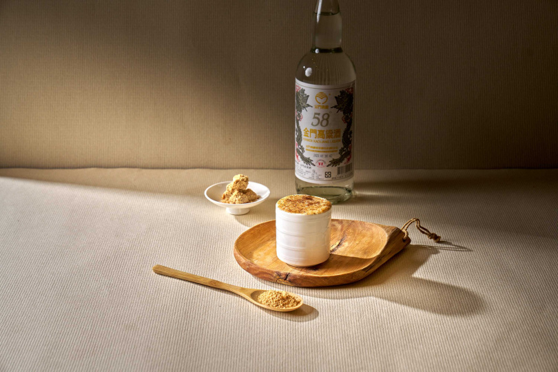 「貢糖花生」將金門花生貢糖的風味拆解組成，以金門高粱為基底，加入花生醬、牛奶、蜂蜜、紅茶和花生粉，以濃烈口感營造出貢糖花生風味。