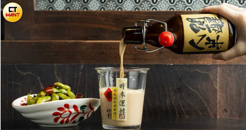 「黃酒奶茶」(右,88元)使用10年以上的陳年黃酒與茶葉混調,帶有時間沉澱的甜味,可以搭配香辣涮嘴的「椒麻毛豆」。(98元,圖/楊澍攝)