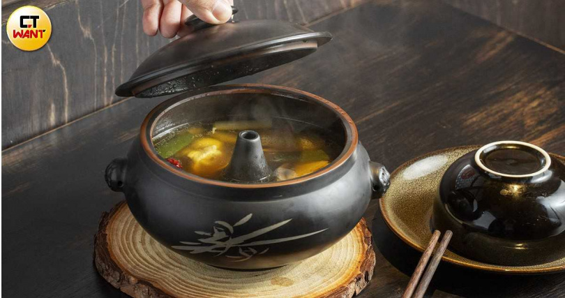 「汽鍋菌菇雞湯」保留雞肉彈性與嫩度,並加了竹笙、蟲草花,整體風味清爽不油膩。(380元,圖/楊澍攝)