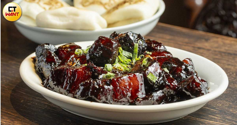 加入冰糖、黃酒與老抽以特定比例燒製的「古法家傳紅燒肉」,一抿就化掉了,可搭配烙印虎頭、寓意「虎咬豬」的刈包品嘗。(338元,+虎咬豬60元/4個)