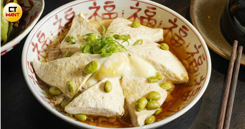 「臭豆腐毛豆蒸肉餅」在清蒸時,肉的油脂、香氣滲入臭豆腐的孔洞,提味的黃酒與清甜的毛豆也讓風味更加平衡。(288元,圖/楊澍攝)