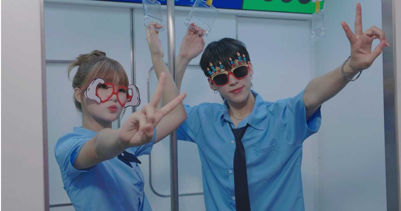 MV「F.F.O」成員俊希飾演年輕版的學長，與Seo EVE上演摩天輪浪漫戲碼。（圖／FU Entertainment提供）