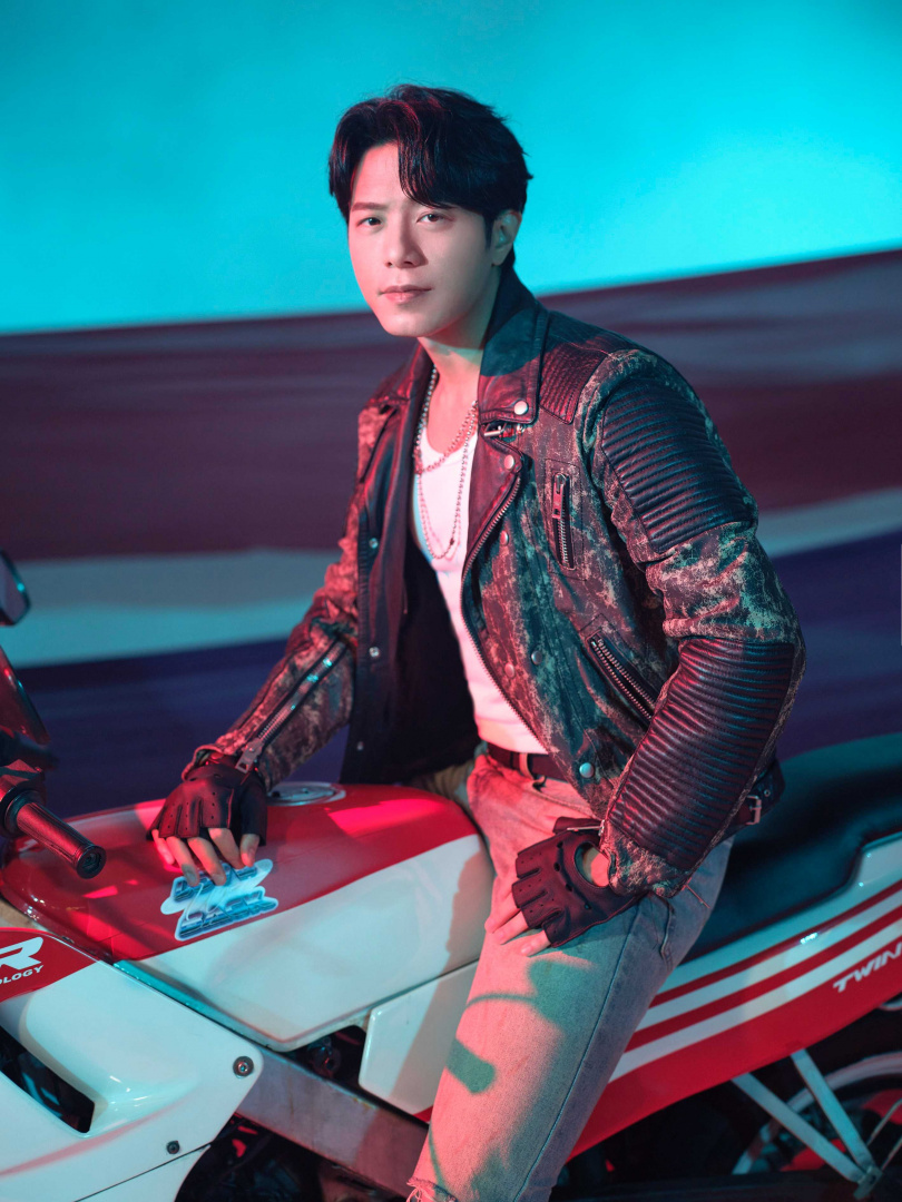 韋禮安騎上重機擺出壞壞的模樣。(圖/索尼音樂提供)