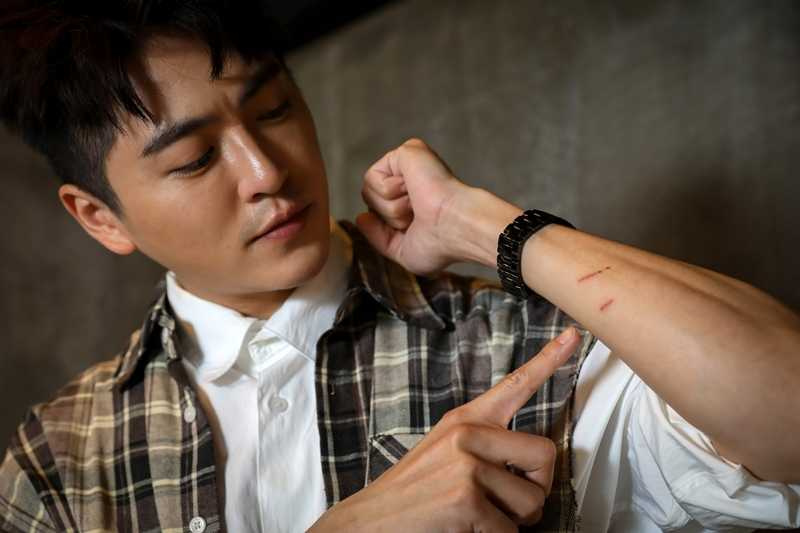 被收編之後秋咪第一次出門，顯得有點緊張還把他抓傷。（圖／侯世駿攝）