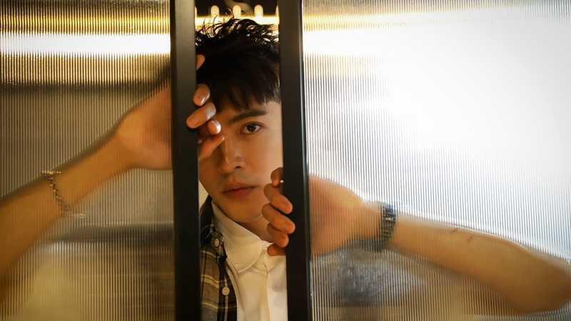 養了貓咪後，黃新皓認為最大的改變是多了甜蜜的負擔。（圖／侯世駿攝）