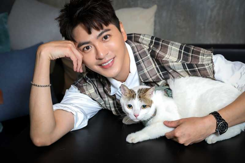 黃新皓笑說養貓之後變得有點卑微。（圖／侯世駿攝）