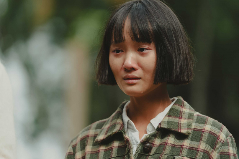 方郁婷在《大濛》中因哥哥(曾敬驊飾)被槍決,她獨自踏上前往台北領屍的旅程。(圖/華文創提供)