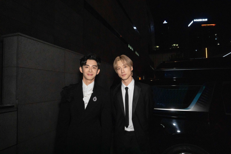 蕭子墨(左)在後台與坂口健太郎合照。(圖/植光土壤音創提供)