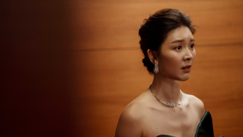 《雙囍》中混亂的婚禮讓新娘余香凝忍不住質問：結婚不該是最開心的嗎？（圖／水花電影提供）